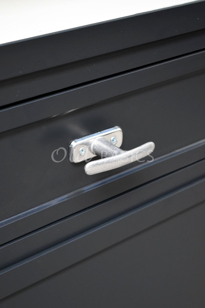 Detail van Apothekerskast Ferro, 2 deuren, RAL7021, zwart, grijs, materiaal staal